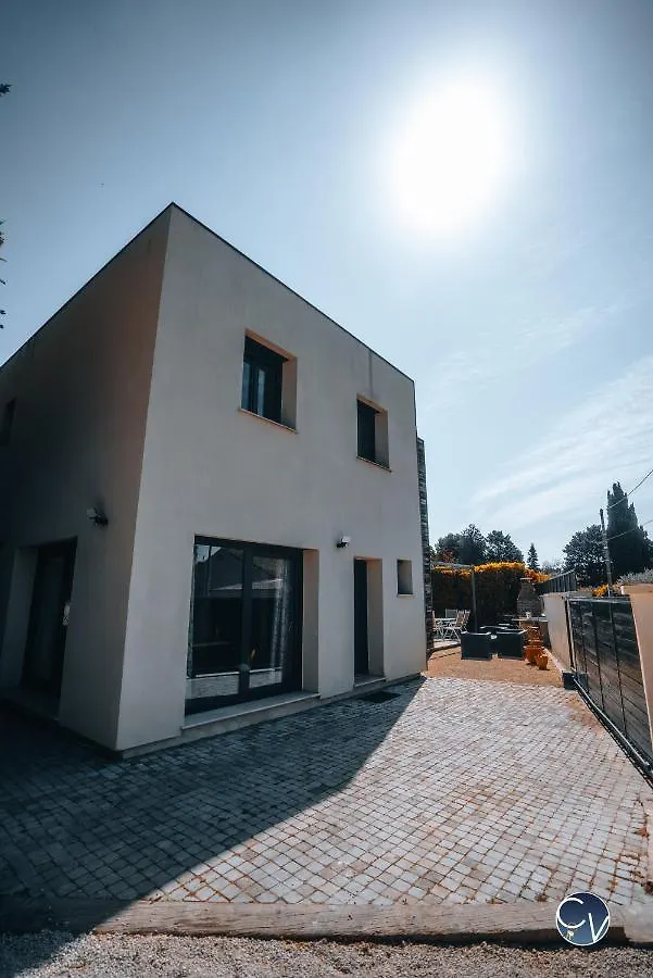 Holiday home Villa Moderne Avec Jacuzzi Proche D'Avignon Le Thor